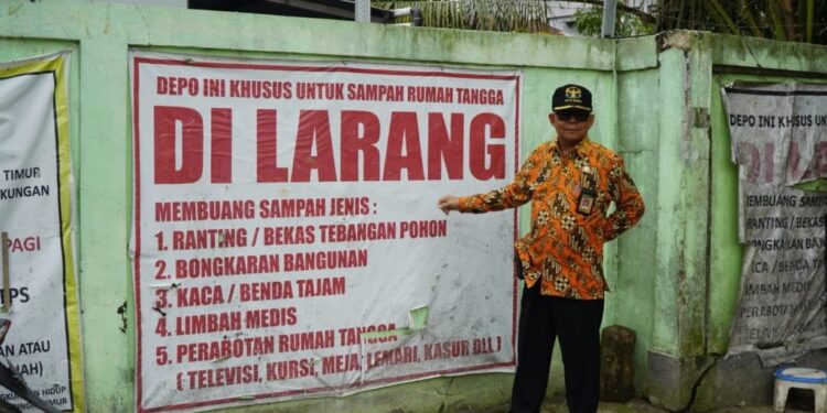 Foto:IST/MATA KALTENG - Kepala Dinas Lingkungan Hidup Kabupaten Kotim Marzuki saat meninjau depo sampah yang ada di kota Sampit.