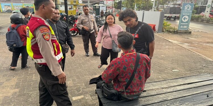 FOTO: IST/MATAKALTENG - Nampak personel Polsek Baamang saat menjemput Apri terduga terlapor, Jumat 10 Januari 2025 lalu.