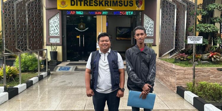 FOTO: IST/MATAKALTENG - Sapriyadi (baju putih) saat berada di gedung Ditreskrimsus Polda Kalteng.