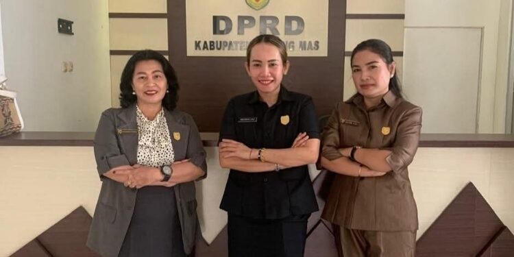FOTO: DPRD GUMAS/MATAKALTENG - Sekretaris Komisi II DPRD Kabupaten Gumas Rayaniatie Djangkan (ujung kiri), di kantor DPRD setempat, belum lama ini.