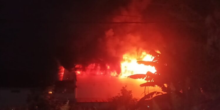 FOTO: IST/MATAKALTENG - Kobaran si jago merah saat membakar gudang di Jalan HM Arsyad, Kota Sampit, Minggu 12 Januari 2025 malam. 
