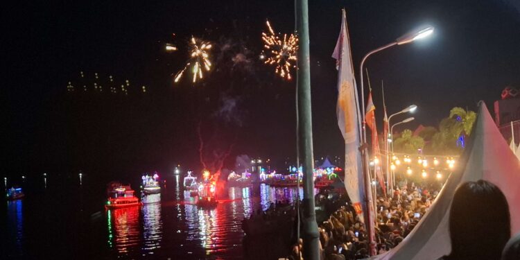 Foto: DIAN/MATA KALTENG - Festival perahu hias susur sungai mentaya.