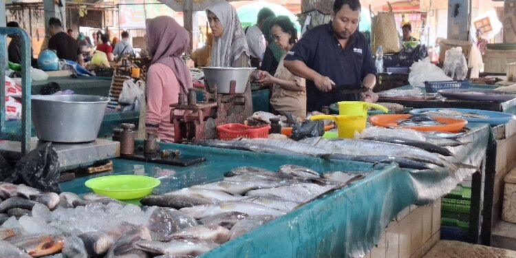 FOTO: DIAN/MATA KALTENG - Suasana pasar tradisional di PPM Sampit.