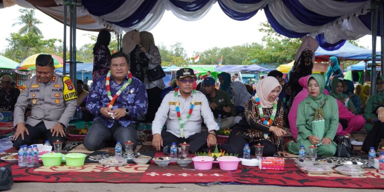 Foto: AKH/MATAKALTENG - Pj Bupati Sukamara Rendy Lesmana saat hadir pada acara syukuran laut ke-19 di Kecamatan Jelai.