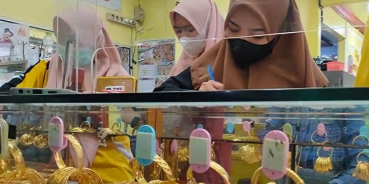 Foto:IST/MATA KALTENG - Pedagang emas di PPM Sampit.
