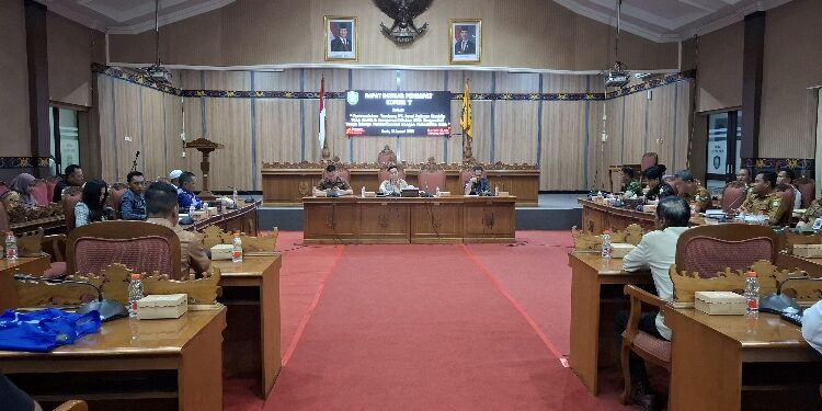 FOTO: DIAN/MATA KALTENG - Rapat dengar pendapat komisi 1 terkait permasalahan tambang PT Bumi Makmur Waskita yang masuk dan beroperasi di lahan milik masyarakat, Senin 13 Januari 2025.