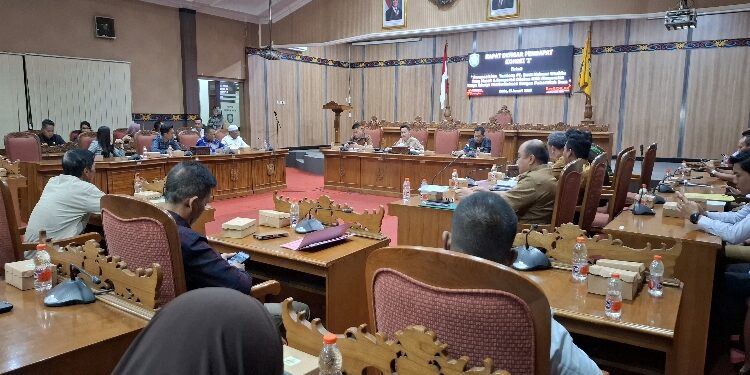 FOTO: DIAN/MATA KALTENG - Rapat dengar pendapat komisi 1 terkait permasalahan tambang PT Bumi Makmur Waskita yang masuk dan beroperasi di lahan milik masyarakat, Senin 13 Januari 2025.