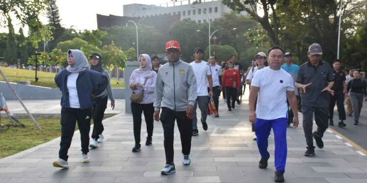 FOTO: IST/MATAKALTENG - Gubernur Kalteng H Sugianto Sabran melakukan kegiatan jalan sehat bersama dengan jajarannya di lingkup Pemprov Kalteng, bertempat di kawasan Bundaran Besar Palangka Raya, Minggu 12 Januari 2025.