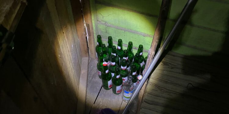 FOTO: MATAKALTENG - Barang bukti botol minuman keras yang dijual tanpa izin, yang berhasil diamankan jajaran Ditsamapta Polda Kalteng.