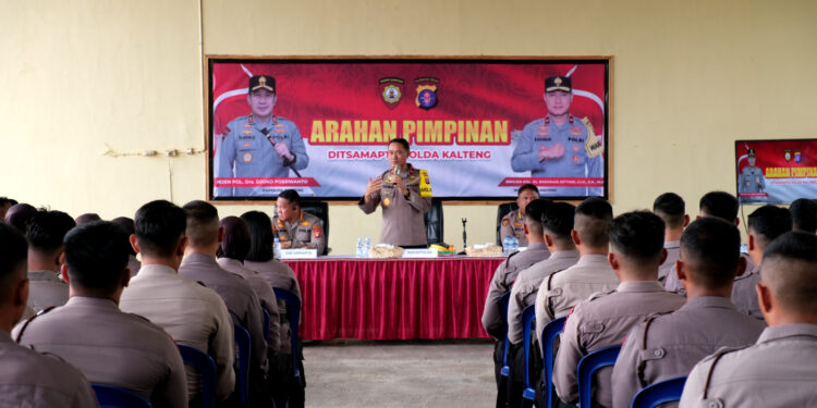 FOTO: MATAKALTENG - Wakapolda Kalteng, Brigjen Pol Rakhmad Setyadi, pada saat memberikan arahan kepada personel Ditsamapta.