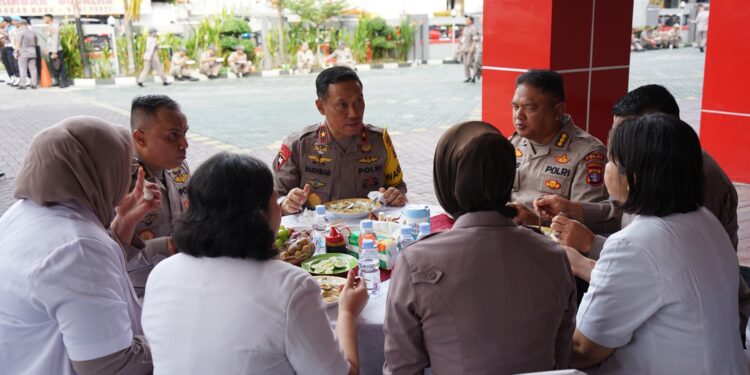 FOTO: MATAKALTENG - Wakapolda Kalteng, Brigjen Pol Rakhmad Setyadi, pada saat berdiskusi bersama para dokter Rumkit Bhayangkara Tingkat III Palangka Raya.