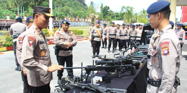 FOTO: MATAKALTENG - Wakapolda Kalteng, Brigjen Pol Rakhmad Setyadi pada saat memeriksa kelengkapan senjata api personel Brimob.