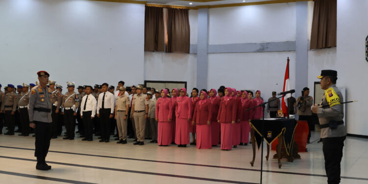 FOTO: MATAKALTENG - Kapolda Kalteng, Irjen Pol Djoko Poerwanto, pada saat memimpi serah terima jabatan pejabat utama.