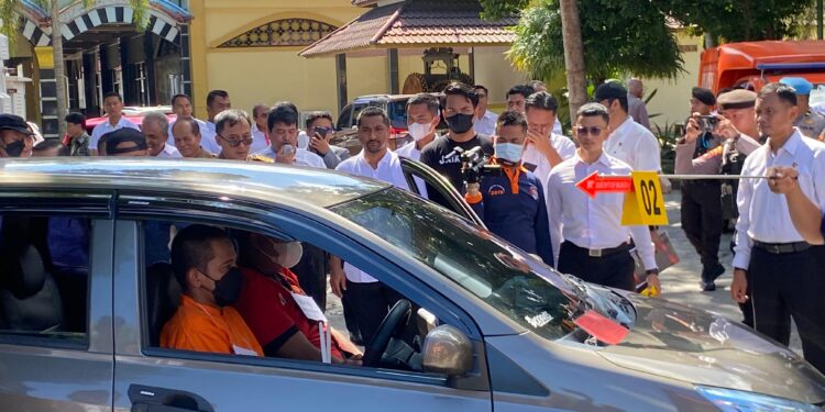 FOTO: MATAKALTENG - Para tersangka pada saat menjalankan rekonstruksi di Mapolda Kalteng.