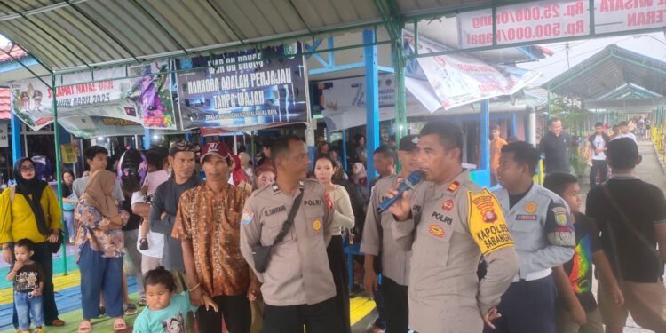 FOTO: MATAKALTENG - Kapolsek Sabangau, Iptu Ahmad Taufiq, pada saat menyampaikan pesan kamtibmas kepada pengunjung objek wisata Air Hitam.
