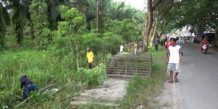 Foto:IST/MATA KALTENG - Gotong royong warga RT 29 RW 1 Kelurahan Sawahan, Kecamatan Mentawa Baru Ketapang, kabupaten Kotawaringin Timur.