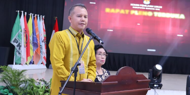FOTO : KPU GUMAS/MATA KALTENG - Bupati dan Wakil Bupati Gumas terpilih Jaya Samaya Monong dan Efrensia LP Umbing, menyampaikan sambutan pada kegiatan rapat pleno terbuka penetapan Bupati dan Wakil Bupati Gumas terpilih, di GPU Damang Batu, pekan lalu.
