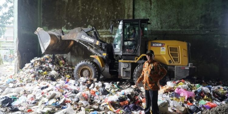 Foto:IST/MATA KALTENG - Plt. Kepala Dinas (Kadis) Dinas Lingkungan Hidup (DLH) Kabupaten Kotawaringin Timur (Kotim) Marjuki saat tinjau depo sampah belum lama ini.