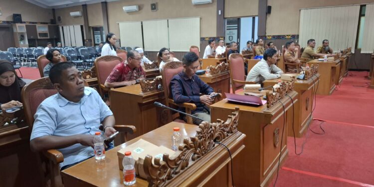 Foto: DIAN/MATA KALTENG - Rapat dengar pendapat komisi 1 terkait permasalahan tambang PT Bumi Makmur Waskita yang masuk dan beroperasi di lahan milik masyarakat, 13 Januari 2025.