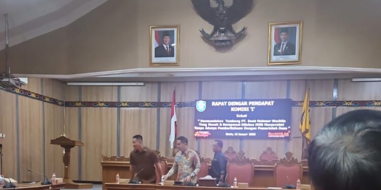 FOTO: MATAKALTENG - Rapat dengar pendapat DPRD Kotim bersama PT BMW dan warga.