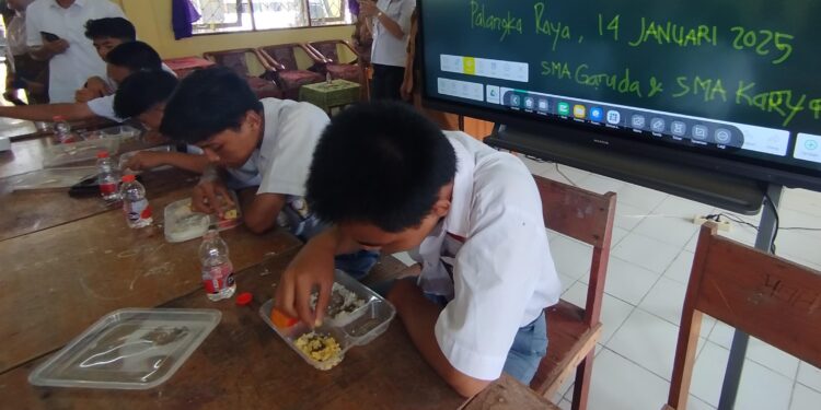 Foto: MATAKALTENG - Pelaksanaan makan bergizi gratis yang diselenggarakan di salah satu sekolah di Kota Palangka Raya.