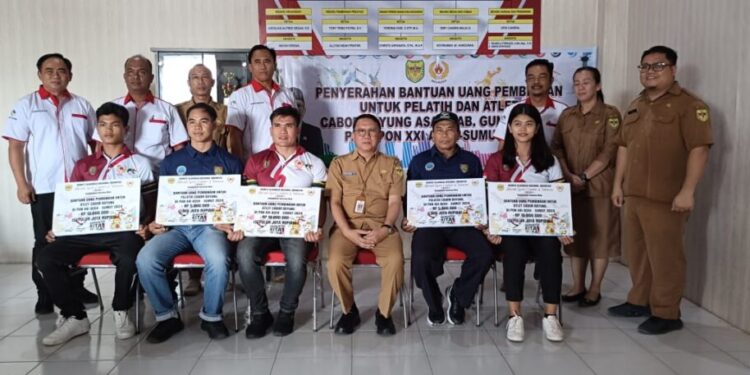 FOTO : KONI GUMAS/MATA KALTENG - Ketua Umum KONI Kabupaten Gumas Richard didampingi jajaran pengurus KONI, berfoto bersama atlet dan pelatih cabor dayung, pekan lalu.