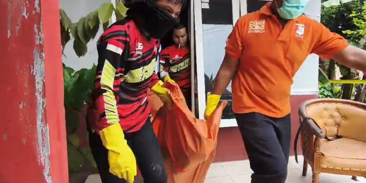 FOTO: MATAKALTENG - Jasad korban pada saat dievakuasi oleh tim gabungan.