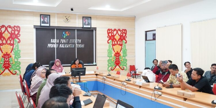 FOTO: IST/MATAKALTENG - Asisten Ekbang Setda Prov Kalteng Sri Widanarni (kiri) hadiri Konferensi Pers Berita Resmi Statistik.