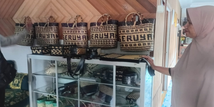 FOTO: IST/MATA KALTENG - Sunarni (47) seorang pengrajin anyaman di Desa Pematang Panjang, Kecamatan Seruyan Hilir Timur yang mengaku cukup kesulitan memasarkan produknya.
