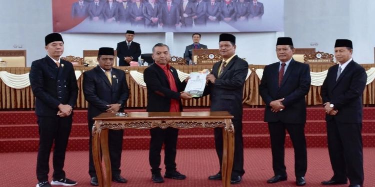 FOTO: IST/MATA KALTENG - Ketua DPRD Seruyan, Zuli Eko Prasetyo (tiga dari kiri) saat menyerahkan surat pengumuman unsur pimpinan DPRD Seruyan tentang penetapan paslon Bupati dan Wakil Bupati Seruyan terpilih kepada Pj Bupati Seruyan, Djainuddin Noor (tiga dari kanan) dalam rapat paripurna di Aula Gedung DPRD setempat, Rabu (15/1).