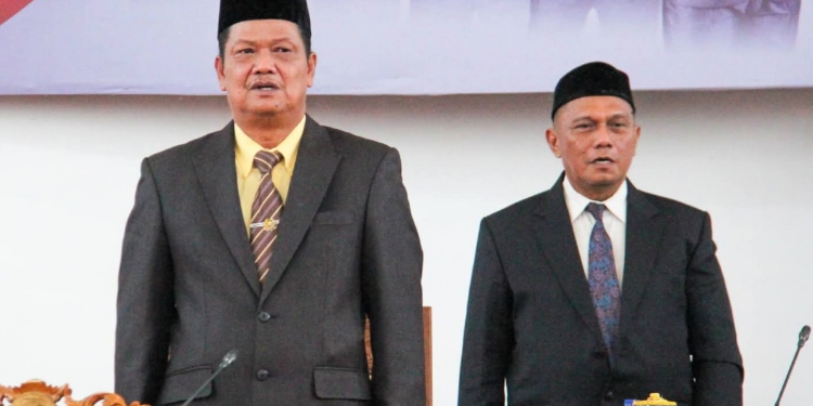 FOTO: PROKOM SERUYAN/MATA KALTENG - Pj Bupati Seruyan, Djainuddin Noor (kiri) saat menghadiri paripurna pengumuman penetapan paslon Bupati dan Wakil Bupati Seruyan terpilih periode 2025-2030 di Aula Gedung DPRD Seruyan, Rabu 15 Januari 2025.