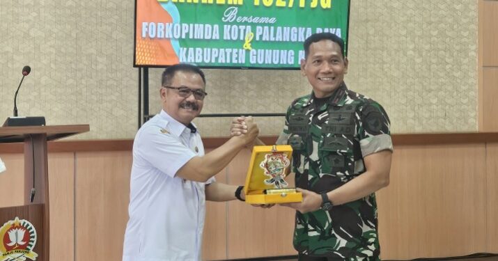 FOTO : DISKOMINFO SANTIK/MATA KALTENG - Pj Bupati Gumas Herson B Aden menerima cinderamata dari Danrem 102/Panju Panjung Brigjen TNI Wimoko, pada kegiatan kunker di Makodim 1016/Plk, Rabu (15/1).