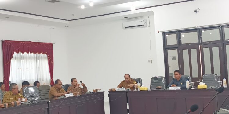 FOTO : DPRD GUMAS/MATA KALTENG - Ketua DPRD Kabupaten Gumas Binartha memimpin RDP terkait siltap perangkat desa, di ruang rapat komisi DPRD setempat, Senin, 13 Januari 2025.