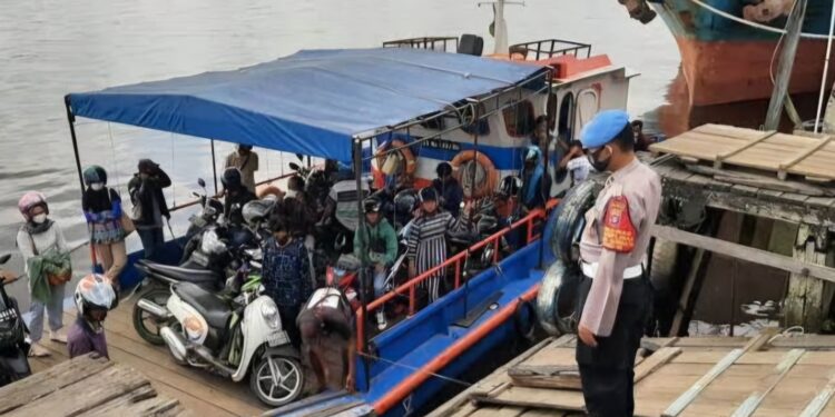 Foto:IST/MATA KALTENG - Suasana Ferry penyeberangan Sampit-Seranau.