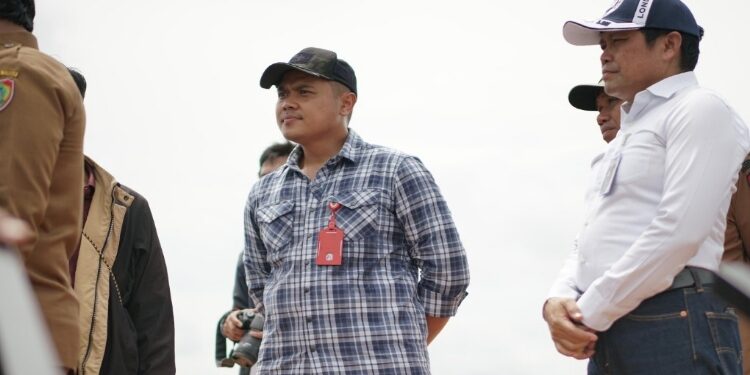 Plt. Kepala Dinas Pendidikan Kalteng, Muhammad Reza Prabowo (baju kotak-kotak).