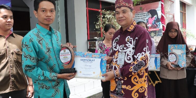 FOTO: IST/MATAKALTENG - Penyerahan penghargaan kepada pemustaka terbaik.