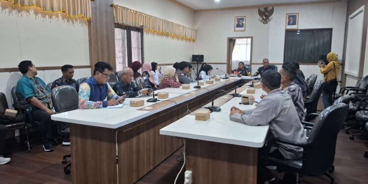 Foto: DIAN/MATA KALTENG - Rapat penunjukkan sekolah penerima uji coba program makan bergizi gratis di Kecamatan MB Ketapang, Kotim, 16 Januari 2025.