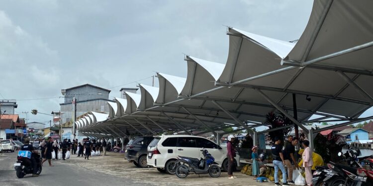 Foto : AKH/MATAKALTENG - Penataan tepian Sungai Jelai yang belum rampung.