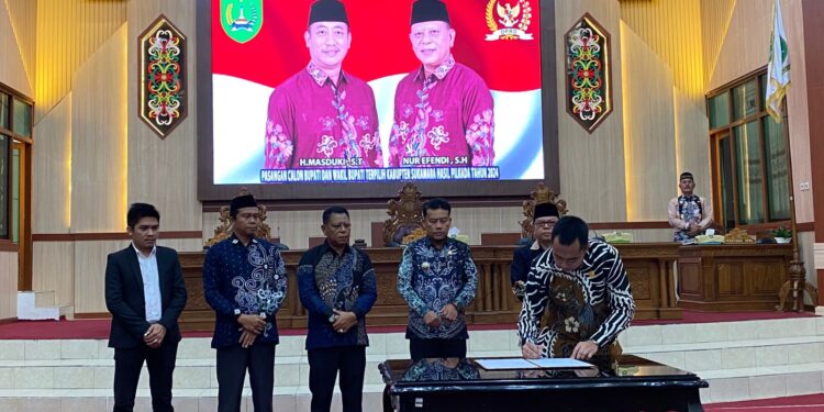Foto : AKH/MATAKALTENG - Pengumuman Penetapan pasangan calon bupati dan wakil bupati terpilih Kabupaten Sukamara oleh DPRD Sukamara.