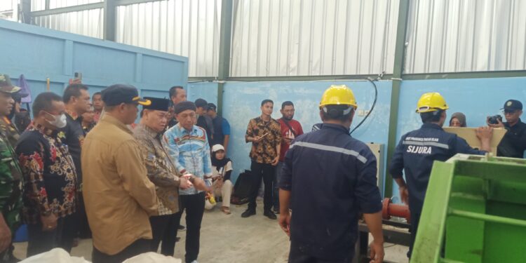 Foto: MATA KALTENG - Bupati Kotim Halikinnor saat memantau pabrik pakan ikan di Desa Sungai Ijum Raya, Kecamatan Mentaya Hilir Selatan, 16 Januari 2025.