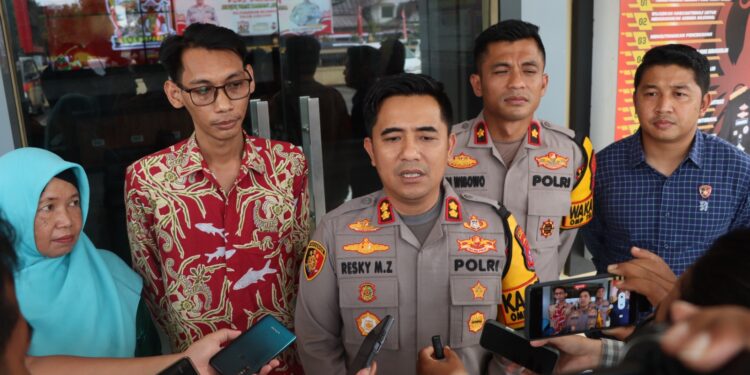 FOTO: MATAKALTENG - Kapolres Kotim, AKBP Resky Maulana Zulkarnain, pada saat menggelar konferensi press.