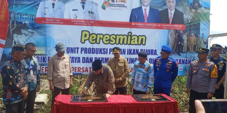 Foto: IST/MATA KALTENG - Peresmian pabrik pakan ikan dan pabrik es mentaya di desa Sungai Ijum Raya, Kecamatan Mentaya Hilir Selatan.