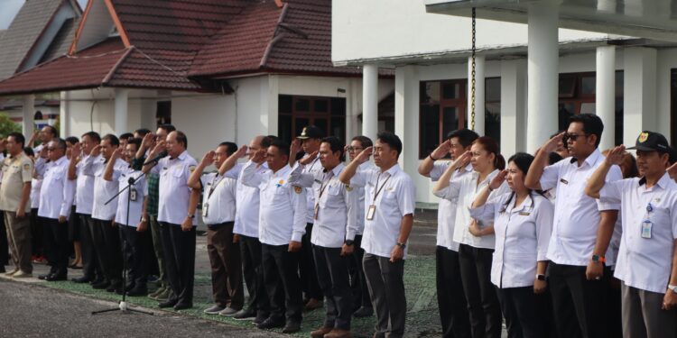 FOTO : DISKOMINFO SANTIK/MATA KALTENG - Sekda Gumas Richard bersama para asisten, kepala perangkat daerah, dan seluruh ASN, ketika memberikan penghormatan terakhir kepada almarhum, di halaman kantor bupati setempat, Rabu, 15 Januari 2025 sore.