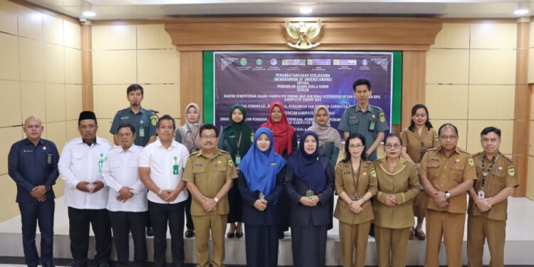 FOTO : DISKOMINFO SANTIK/MATA KALTENG - Ketua PA Kuala Kurun Rahimah, Kepala Diskominfo Santik Ruby Haris, Kepala Disdikucapil Barthel dan Kepala DP2KBP3A Rina Sari, ketika berfoto bersama dengan pegawai PA Kuala Kurun, Kamis, 16 Januari 2025.