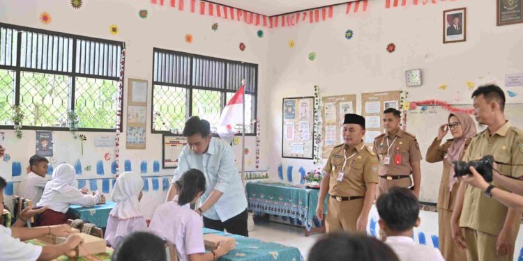 Foto: MATAKALTENG - Gubernur Kalteng H. Sugianto Sabran mendukung saat mendampingi Wapres Gibran Rakabuming Raka mengecek kesiapan pelaksanaan Makan Bergizi Gratis (MBG).