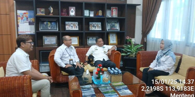 FOTO: MATAKALTENG - Kadis TPHP Kalteng saat menerima kunjungan Balai Veteriner Banjarbaru.