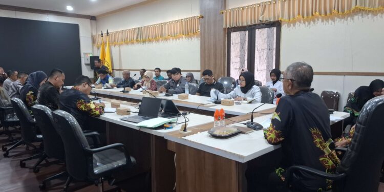 Foto:DIAN/MATA KALTENG - Rapat penunjukkan sekolah penerima uji coba program makan bergizi gratis di Kecamatan MB Ketapang, Kotim, 16 Januari 2025.
