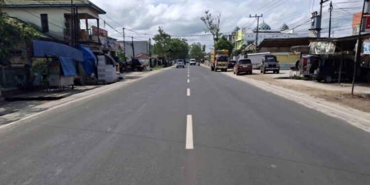 Foto:DSDABMBKPRKP/MATA KALTENG - Jalan DI Panjaitan Sampit yang telah dipelihara DSDABMBKPRKP pada tahun 2024.
