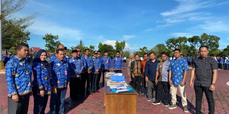 Foto : AKH/MATAKALTENG - Pj Bupati Sukamara, Rendy Lesmana saat menyaksikan Kick Off Penandatanganan Kontrak Pengadaan Barang dan Jasa di Kabupaten Sukamara.