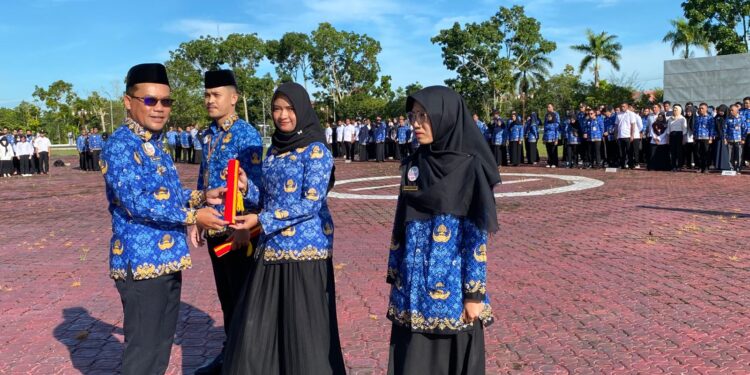 Foto : AKH/MATAKALTENG - Pj Bupati Sukamara Rendy Lesmana saat menyerahkan SK kenaikan pangkat kepada PNS.